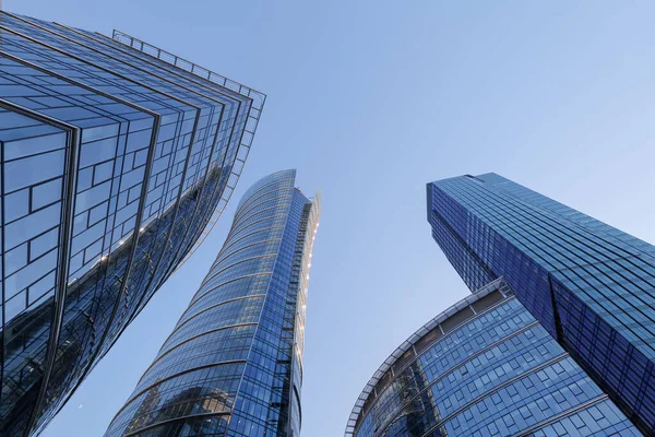 Varşova, Polonya - 02 Temmuz 2025: Avrupa Meydanı. Varşova Spire gökdeleni. Modern cam binalar. Varşova 'nın yeni merkezi. Polonya 'nın başkenti. İş merkezi. Ofis binaları.