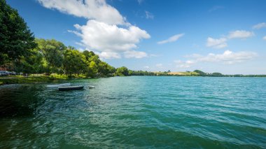 Kashubian bölgesindeki güzel turkuaz göller. Yaz. Tatil havası. Kashubian İsviçre. Chmielno kasabası. Ufukta tepe var. Polonya. Biale Gölü. Göle demirlemiş iki boş tekne..