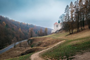 Sonbahar atmosferinde Pieskowa Skala Kalesi. Güzel Pradnik Vadisi. Polonya.