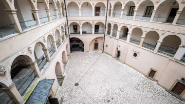 Suloszowa, Polonya - 15 Kasım 2025 Pieskowa Skala Şatosu. Manastırlar, çarşılar, iç avlu. Güzel Rönesans mimarisi. Polonya. Pradnik Vadisi.