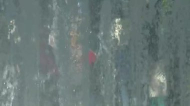 Çeşme haliyle insan siluetleri.