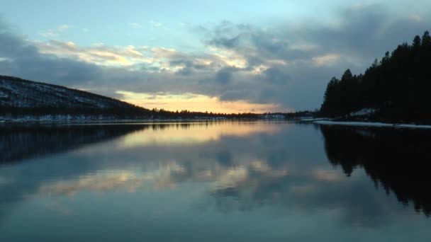 Weerspiegeling van avond wolken in enigszins verontrustend meer oppervlak. — Stockvideo