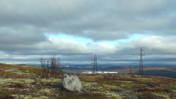 Paisaje con tundra otoñal, piedra y abedul septentrional y nubes agitadas bajas . — Vídeo de stock