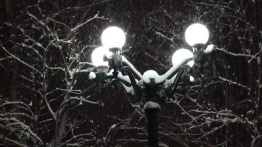 Sokak lambasının yuvarlak lambalar düşen kar aydınlatma ile.