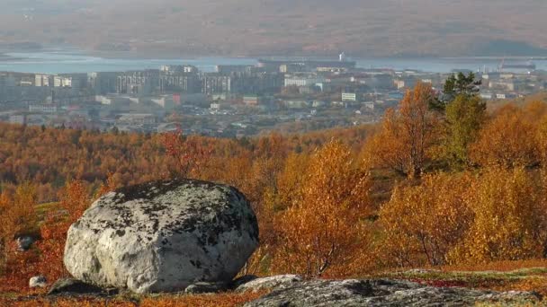 Blick auf die Stadt und die Bucht mit leuchtend roten Hügeln im Herbst. — Stockvideo