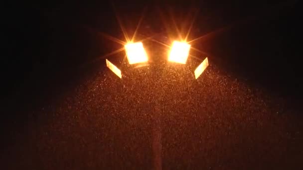 Le lampadaire illuminant la neige tombante . — Video