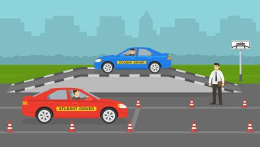 Kırmızı külahlarla araba sürme antrenmanı. Öğrenci sürücüler rampada araba sürmeyi ve kuyrukta durmayı öğreniyorlar. Yan görüş. Erkek eğitmen muayeneyi kontrol eder. Düz vektör resimleme şablonu.