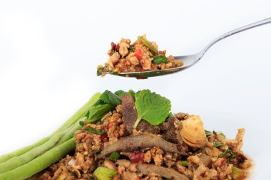 Domuz eti ve domuz karaciğer salata üzerine kaşık baharatlı Tay zemin domuz salata, kıyılmış.