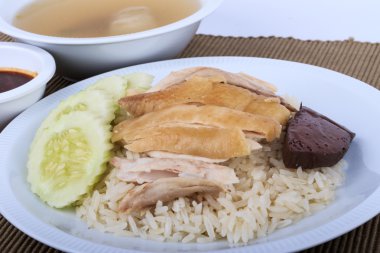 Hainanese tavuklu pilav, tavuk, tavuk kanı ve beyaz pirinç atmak.