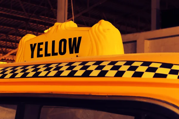 Taxi de taxi amarillo, detalle en la parte superior del comprobador de taxi — Foto de Stock