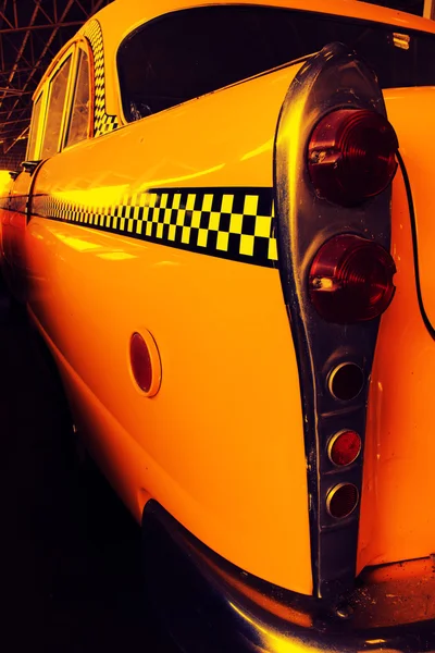 Желтое такси, цветная деталь на заднем свету "Проверка такси" — стоковое фото