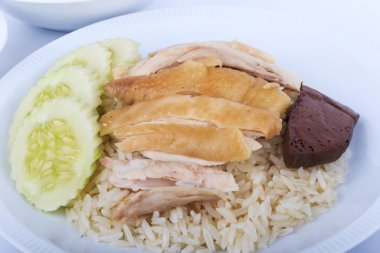 Hainanese tavuklu pilav, tavuk, tavuk kanı ve beyaz pirinç atmak.