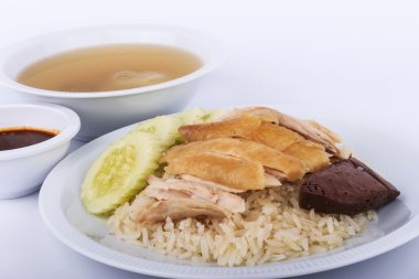 Hainanese tavuklu pilav, tavuk, tavuk kanı ve beyaz pirinç atmak.