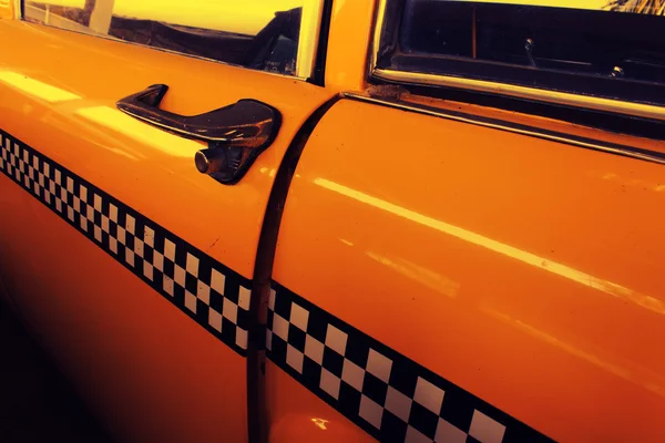 Жёлтое такси, дверь такси с чекером — стоковое фото