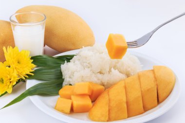 Mango ile Tay tatlı yapışkan pirinç. Tay tarzında tropikal tatlı, 