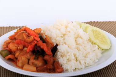 Tay gıda, kızarmış tavuk ve tatlı ile kaşu fındık kaşu fındık, tavada kızartılmış tavuk.