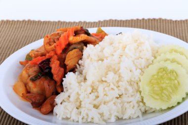 Tay gıda, kızarmış tavuk ve tatlı ile kaşu fındık kaşu fındık, tavada kızartılmış tavuk.