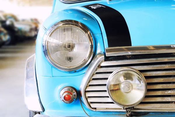 Far lambası eski model klasik araba yakın çekim. (Vintage etkisi tarzı) — Stok fotoğraf