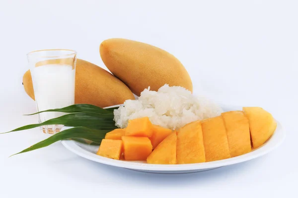 Thai Sweet Sticky Rice with Mango. Thai style tropical dessert, — Stock Photo, Image