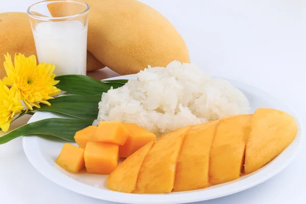 Thai Sweet Sticky Rice with Mango. Thai style tropical dessert, — Stock Photo, Image