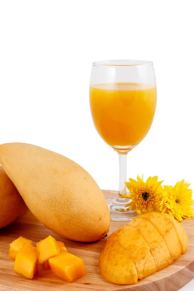 Fresh mango juice and mango fruit isolation white background. — Stock Photo, Image