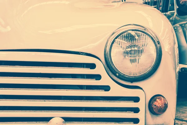 Close Up of Farol Lâmpada Vintage Classic Car. (Estilo de efeito vintage ) — Fotografia de Stock