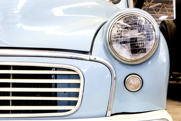 Close Up of Farol Lâmpada Azul Vintage Classic Car. (Estilo de efeito vintage ) — Fotografia de Stock