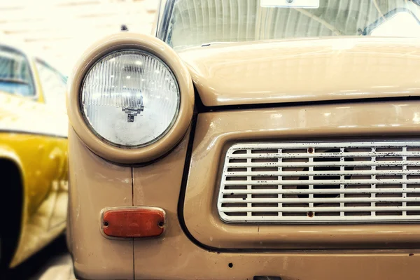 Nahaufnahme von Scheinwerfern braunen Oldtimer. (Vintage-Effekt-Stil) — Stockfoto