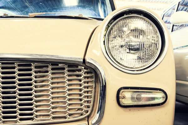 Zbliżenie reflektor lampa zabytkowych samochodów klasycznych. (Efekt vintage styl) — Zdjęcie stockowe