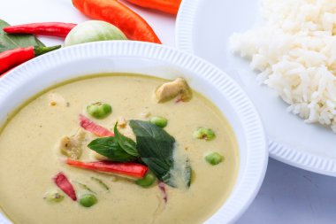 Tay tavuk yeşil köri kahverengi kumaş arka plan üzerinde yoğun çorbası.