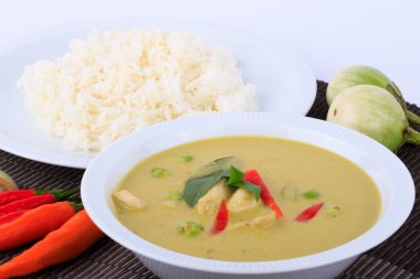 Tay tavuk yeşil köri kahverengi kumaş arka plan üzerinde yoğun çorbası.