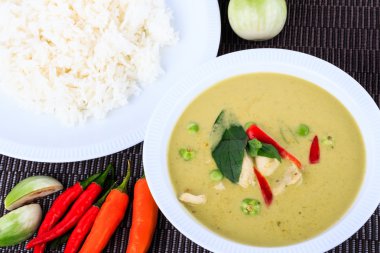 Tay tavuk yeşil köri kahverengi kumaş arka plan üzerinde yoğun çorbası.