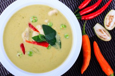 Tay tavuk yeşil köri kahverengi kumaş arka plan üzerinde yoğun çorbası.