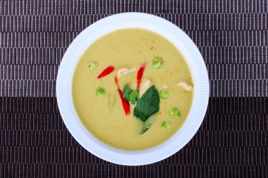 Tay tavuk yeşil köri kahverengi kumaş arka plan üzerinde yoğun çorbası.