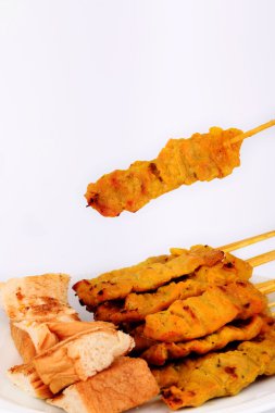 Tayland yemekleri, ızgara domuz eti satay fıstık sosu ve tost ile. Geleneksel Tay tarzında, ızgara domuz eti satay fıstık sosu ve tost ile.