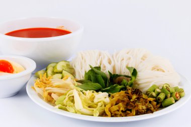 Tay tavuk yeşil köri kahverengi kumaş arka plan üzerinde yoğun çorbası.