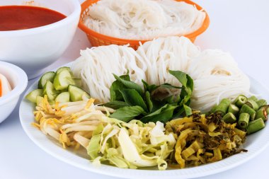 Tay tavuk yeşil köri kahverengi kumaş arka plan üzerinde yoğun çorbası.