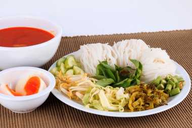 Tay tavuk yeşil köri kahverengi kumaş arka plan üzerinde yoğun çorbası.