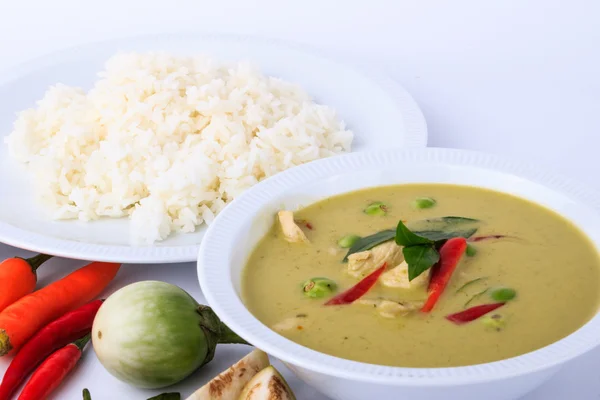 Pollo tailandés verde curry sopa intensa sobre fondo de tela marrón . —  Fotos de Stock