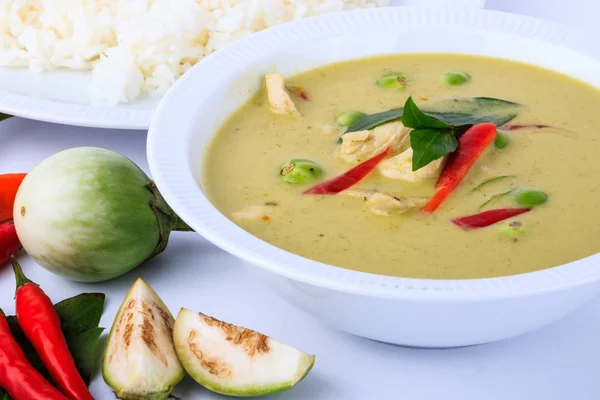 태국식 치킨 그린 카레 갈색 천으로 배경에 강렬한 수프. — 스톡 사진