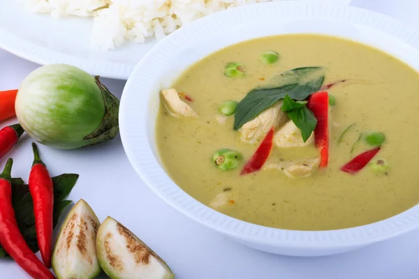 Pollo tailandés verde curry sopa intensa sobre fondo de tela marrón . —  Fotos de Stock