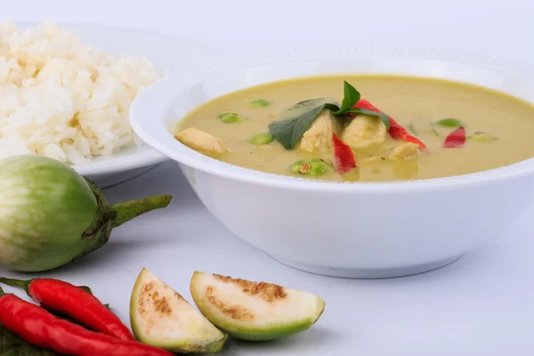 Pollo tailandés verde curry sopa intensa sobre fondo de tela marrón . —  Fotos de Stock