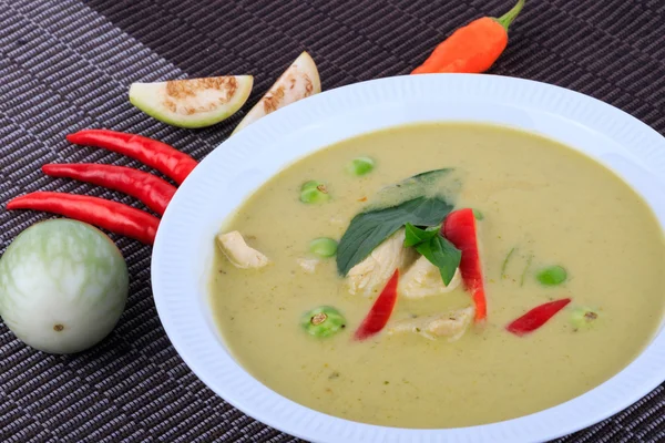 태국식 치킨 그린 카레 갈색 천으로 배경에 강렬한 수프. — 스톡 사진