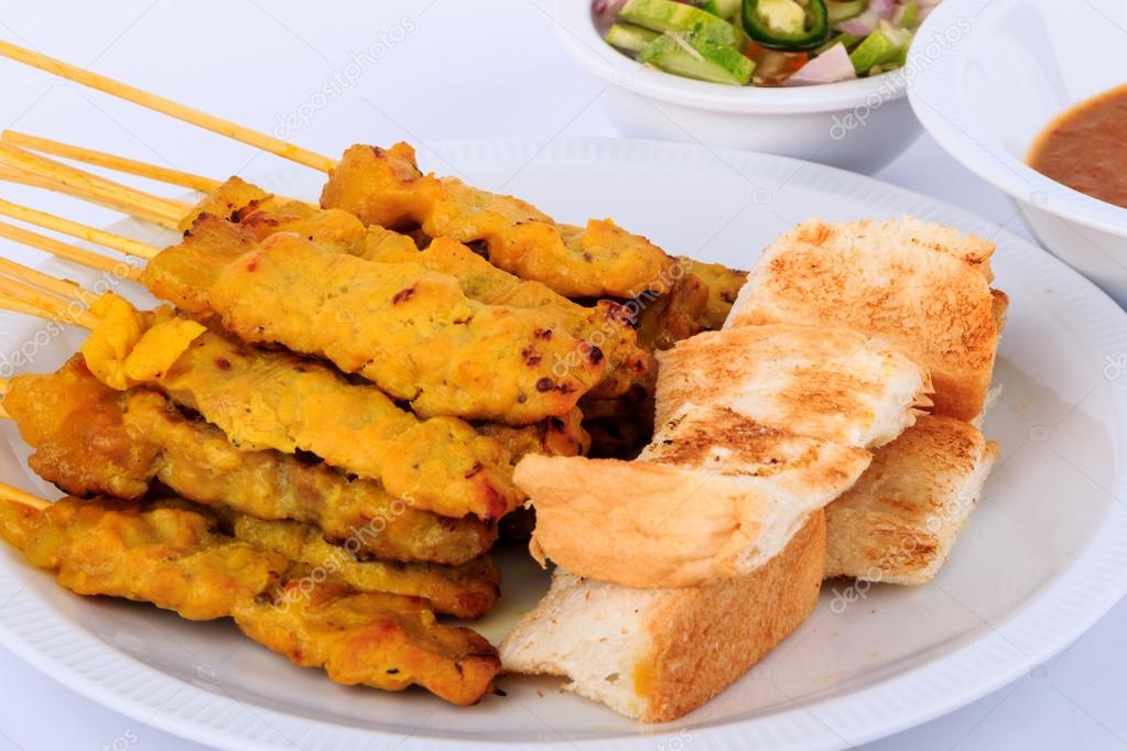 Tayland yemekleri, ızgara domuz eti satay fıstık sosu ve tost ile Tayland yemekleri, ızgara domuz eti satay fıstık sosu ve tost ile