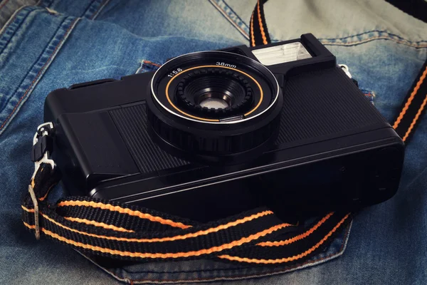 Старая камера, винтажные фотопленки, популярные в прошлом . — стоковое фото