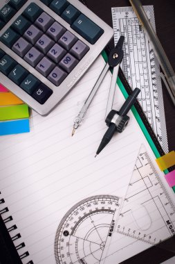 Ofis tablo büro Ofis Kırtasiye ya da matematik malzemeleri seti ile.