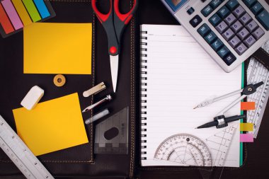 Ofis tablo büro Ofis Kırtasiye ya da matematik malzemeleri seti ile.