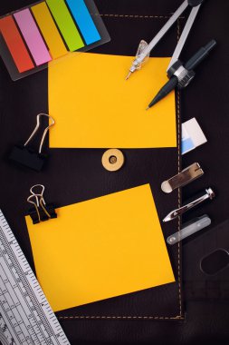 Ofis tablo büro Ofis Kırtasiye ya da matematik malzemeleri seti ile.