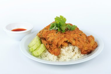 Geleneksel Tay, Tay Jasmine pirinç izole beyaz arka plan üzerinde üzerinde omlet