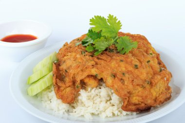 Geleneksel Tay, Tay Jasmine pirinç izole beyaz arka plan üzerinde üzerinde omlet